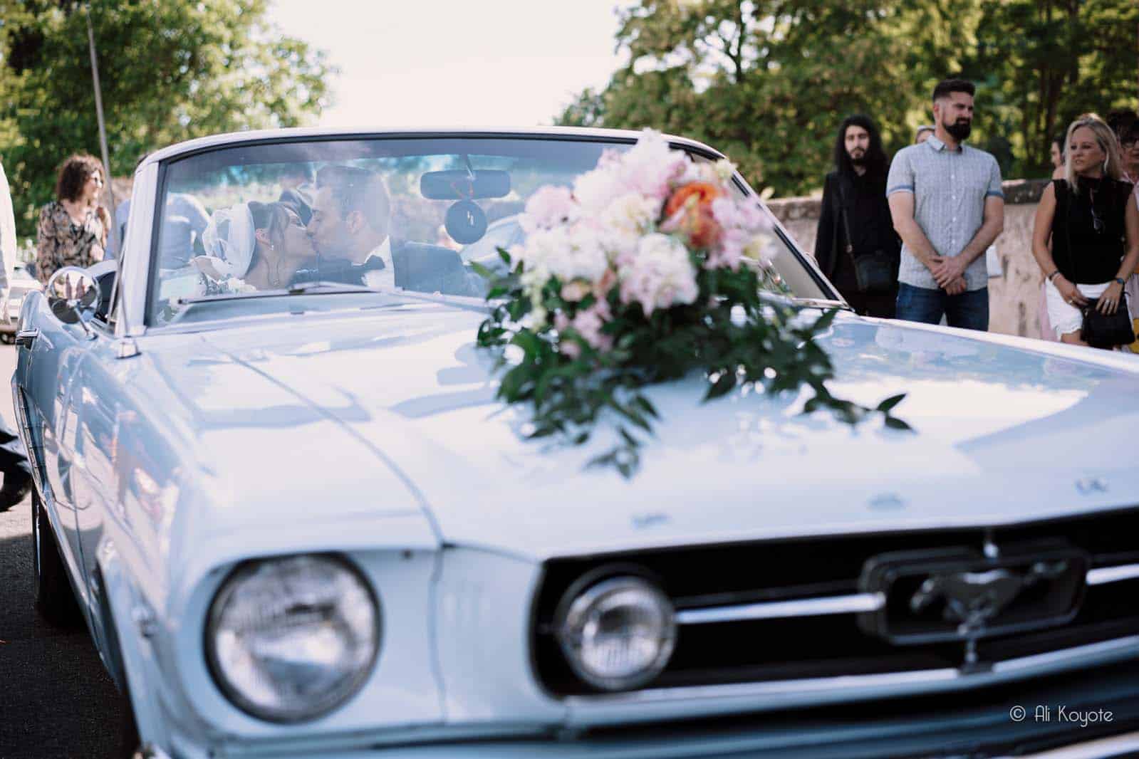L’arrivée des marié en Mustang, arrangement de fleurs sur voiture 