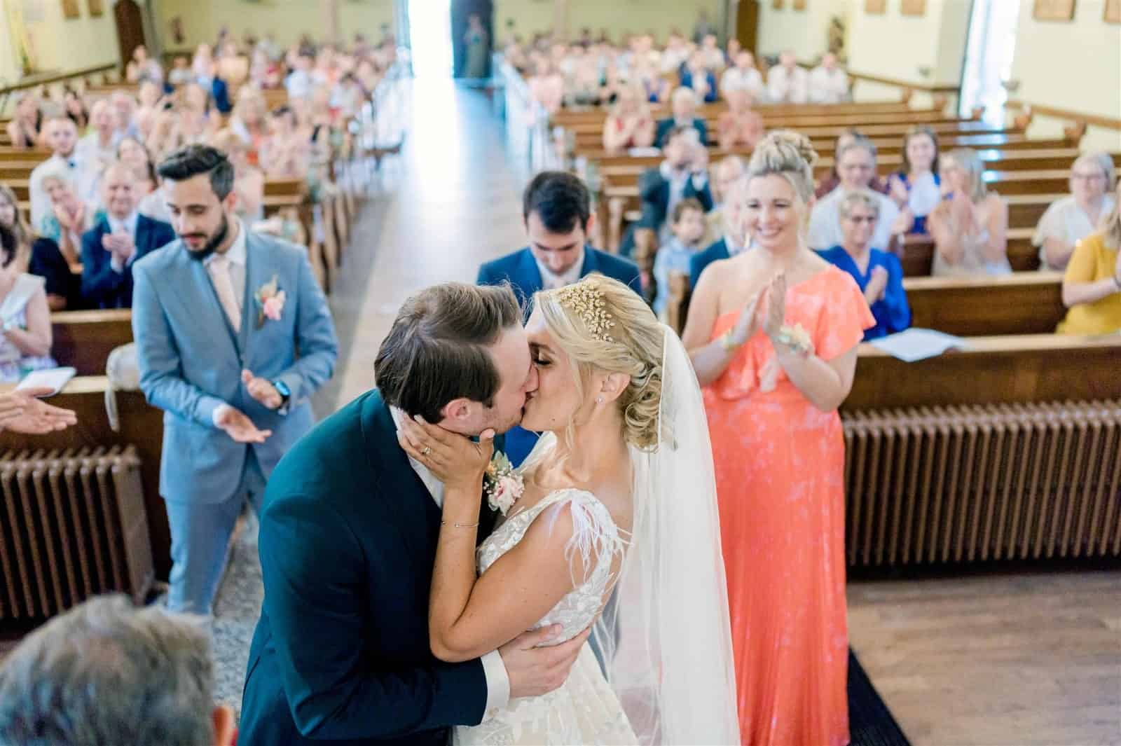 Mariés baiser église