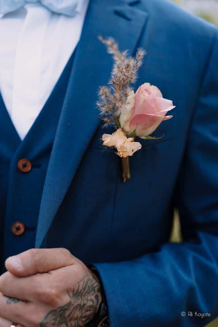 Boutonnière du marié, fleurs pampa